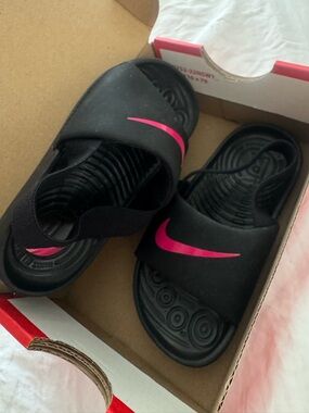 Used Toddler Nike Black Slip-On Sport Sandals with Pink Accent Size 8c